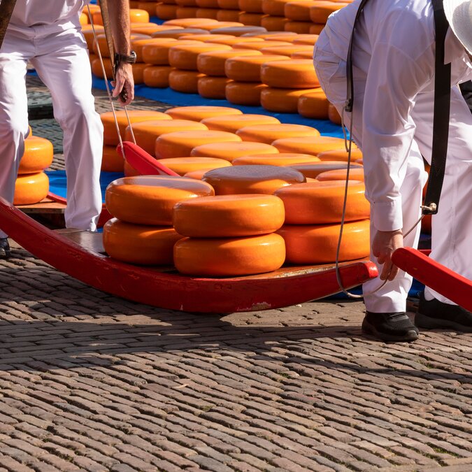 Käsemarkt in Alkmaar | © Shutterstock 2139185545 Käsehersteller auf dem Käsemarkt in der niederländischen Stadt Alkmaar. | © Shutterstock 2139185545