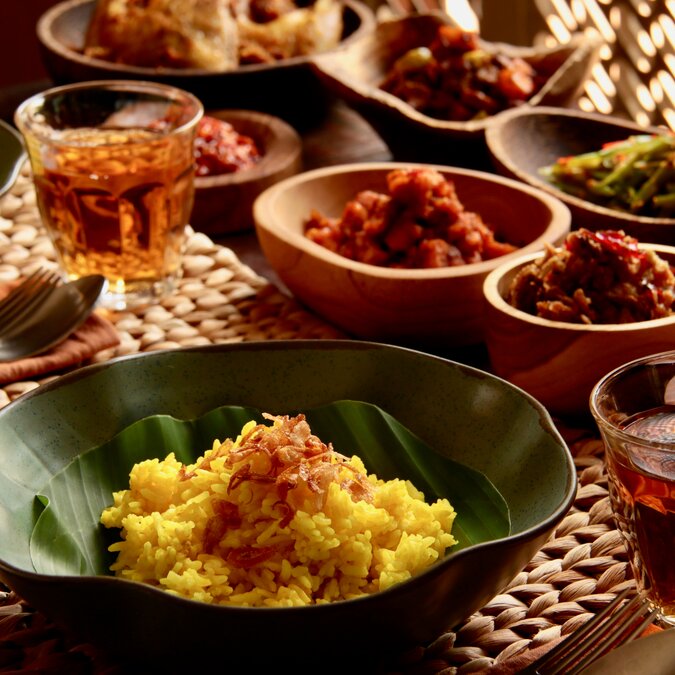 Rijsttafel | © Shutterstock 1238507530 Nasi Kuning. Traditionelles indonesisches Gericht aus gelbem Reis, gekocht mit Kurkuma und Kokosnussmilch. | © Shutterstock 1238507530