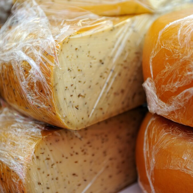 Albert Cuypmarkt | © Shutterstock 125719451 Niederländischer Käse zum Verkauf auf dem Albert Cuypmarkt, Amsterdam, Niederlande, Europa | © Shutterstock 125719451