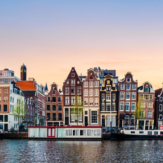 Kanalhäuser und Hausboote | © Shutterstock 2388532873 Kanalhäuser und Hausboote | © Shutterstock 2388532873