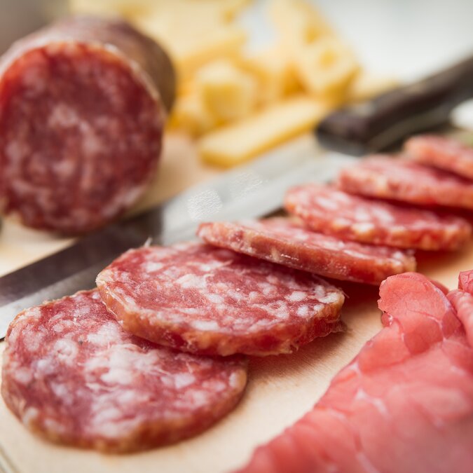Salumeria Simoni | © Shutterstock 585129178 Tray of Salami, Bresaola und Käse, italienische Appetithäuser | © Shutterstock 585129178