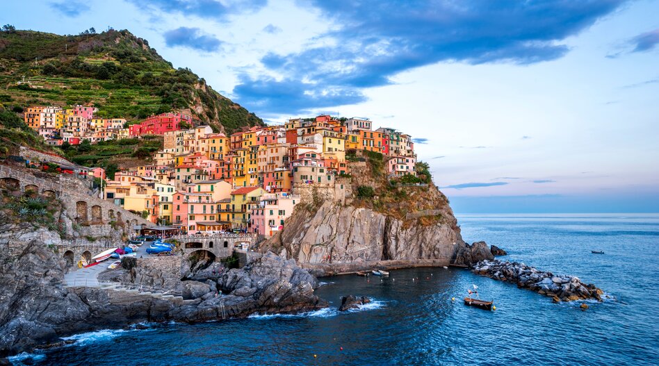 Cinque Terre in Ligurien
| © shutterstock / 2414097317 Bunte Häuser an der italienischen Küste | © shutterstock / 2414097317