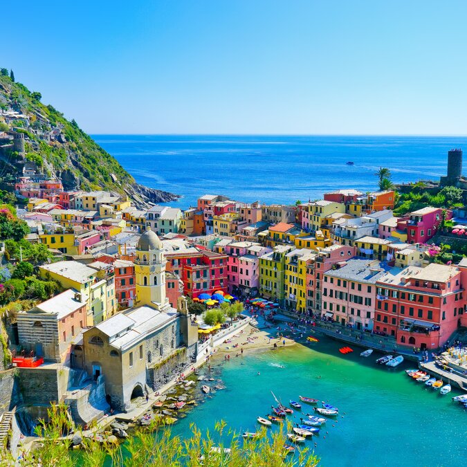 © shutterstock-688081204 Blick von oben auf das Fischerdorf Vernazza | © shutterstock-688081204