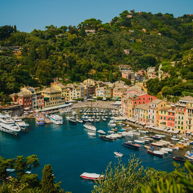 © shutterstock-2509643363 Hafen von Portofino von einem Hügel betrachtet | © shutterstock-2509643363