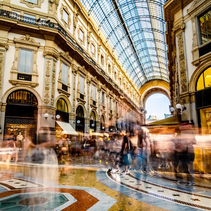 Galleria Vittorio Emanuele | © Shutterstock 1580920666 Moderne Mailänder Galerie voller Touristen | © Shutterstock 1580920666