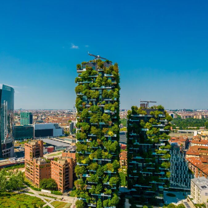 Porto Nuova | © Shutterstock 2155805223 Luftbild von Bosco Verticale in Mailand Porta Nuova, auch bekannt als Vertikale Waldbauten. Wohngebäude mit vielen Bäumen und anderen Pflanzen auf Balkonen | © Shutterstock 2155805223