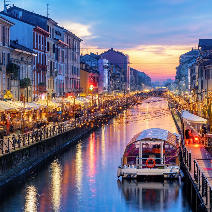 Navigli | © Shutterstock 1647378892 Naviglio Grande Kanal in Mailand, Italien, ein beliebtes Touristengebiet, auf einem dramatischen Sonnenuntergang | © Shutterstock 1647378892