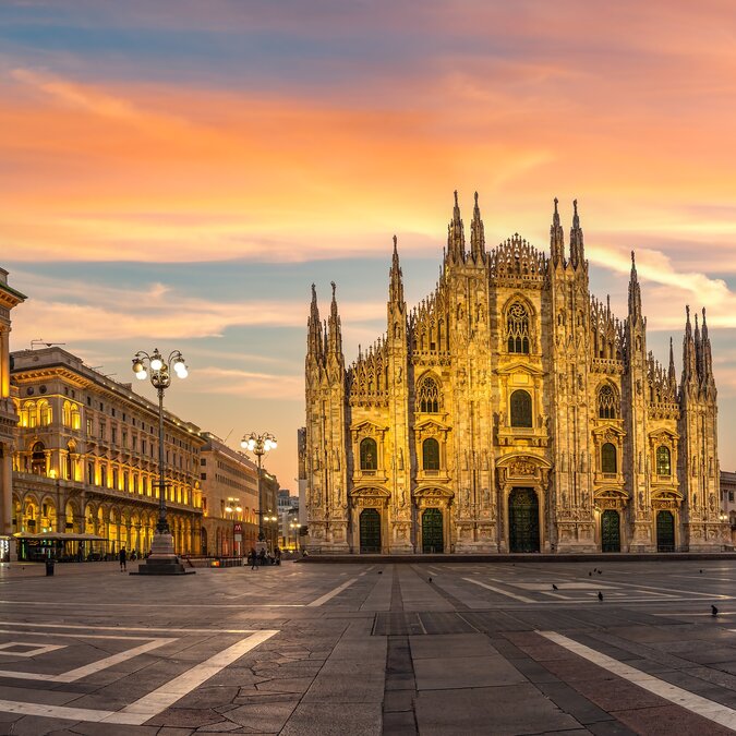 Dom in Mailand bei Sonnenaufgang  | © shutterstock 2450601919 Dom in Mailand bei Sonnenaufgang  | © shutterstock 2450601919