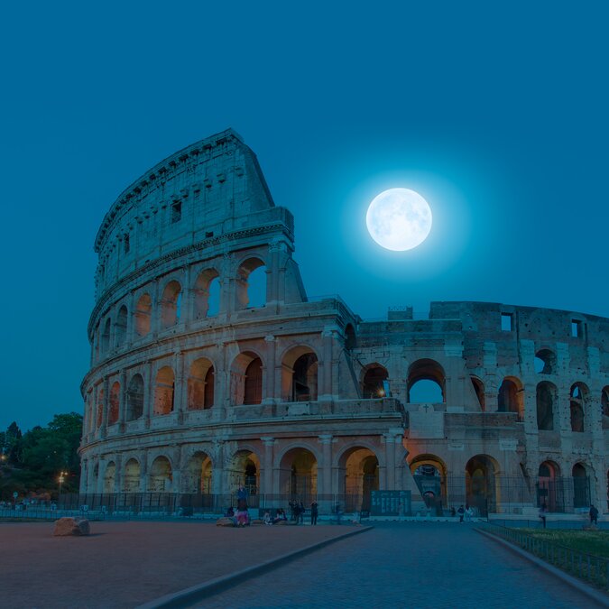Der Mond über dem Kolosseum | © Shutterstock 1449547847 Kolosseum in Rom bei Nacht und Vollmond Kolosseum ist das Wahrzeichen von Rom „Elemente dieses Bildes von NAS zur Verfügung gestellt | © Shutterstock 1449547847