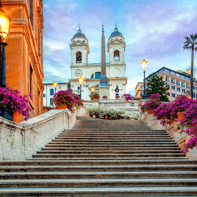 Spanische Treppe | © Shutterstock 2245976927 Piazza de Spagna in Rom, Italien. Spanische Stufen in Rom, Italien am Morgen. Einer der berühmtesten Plätze in Rom, Italien. Architektur und Wahrzeichen Roms. | © Shutterstock 2245976927