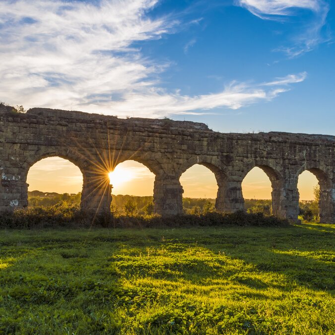 Parco degli acquedotti – Picknick im Grünen | © Shutterstock 509031766 Rom (Italien), The Parco degli Acquedotti bei Sonnenuntergang. - Parco degli Acquedotti ist ein archäologischer öffentlicher Park in Rom, Teil des Appian Way Regionalparks, mit monumentalen Ruinen von römischen Aquädukten | © Shutterstock 509031766
