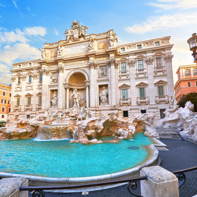 Fontana di Trevi – eins, zwei oder drei? | © Shutterstock 1373532875 Trevi-Brunnen in Rom, Italien. Alter Brunnen. Römische Statuen an der Piazza in der alten mittelalterlichen Stadt zwischen traditionellen italienischen Häusern und Strassenlaternen. Berühmtes Wahrzeichen. Ferienziel für Ferien. | © Shutterstock 1373532875