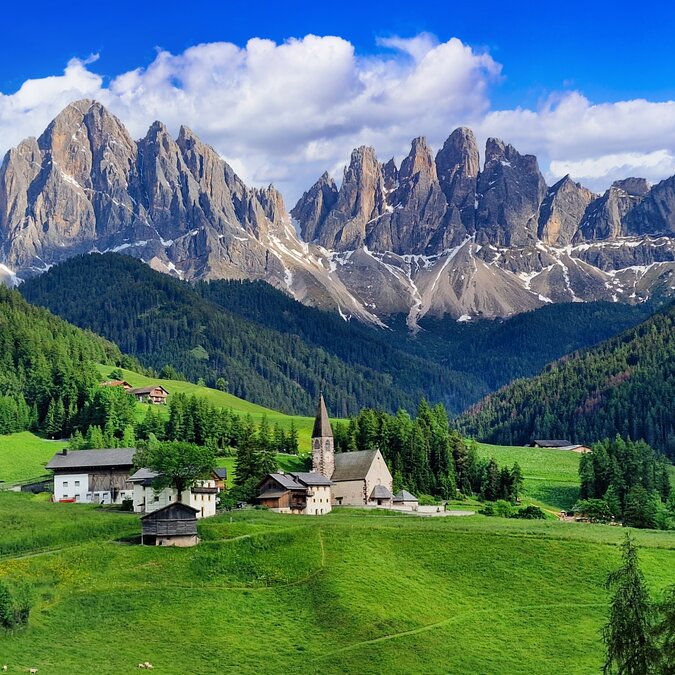 Val di Funes in Südtirol | © shutterstock / 2454497339 Malerische Bergkulisse der Dolomiten mit einem Dorf im Vordergrund. | © shutterstock / 2454497339