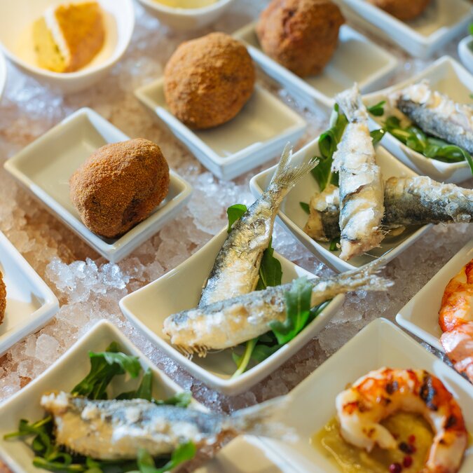 Trattoria ca` D`oro «alla Vedova» | © Shutterstock 2159667185 Venezianische Zichetti-Polpette, Sarde in Saor und Garnelen mit Polenta | © Shutterstock 2159667185