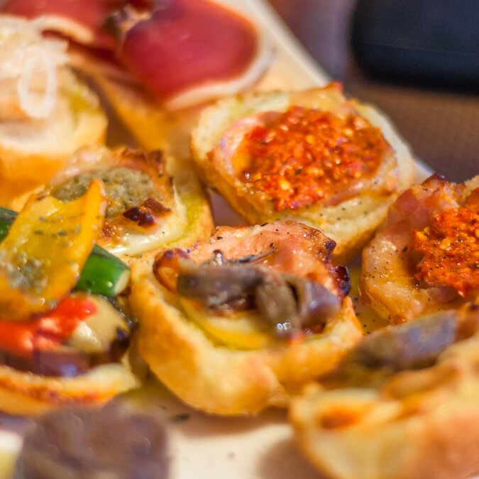 Cicchetti  | © Shutterstock 573417481 Cicchetti sind kleine Snacks, die in traditionellen Bars in Venedig serviert werden | © Shutterstock 573417481