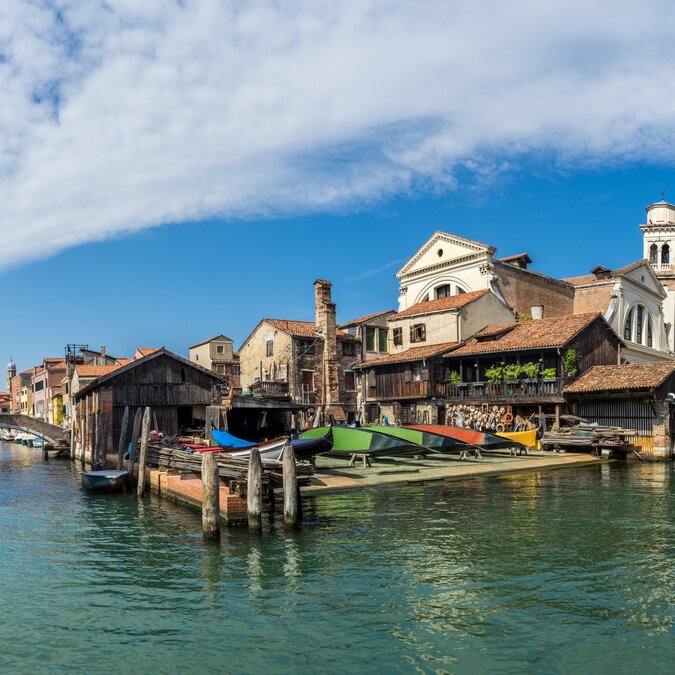 Der Squero von San Trovaso | © Shutterstock 1590442435 Die Gondelwerft von San Trovaso (Squero di San Trovaso) in Venedig, Italien. | © Shutterstock 1590442435