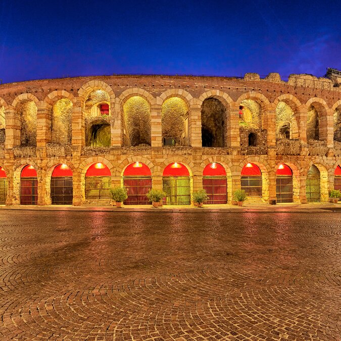 Römische Arena in Verona bei Nacht | © Shutterstock 618845420 Römische Arena in Verona bei Nacht | © Shutterstock 618845420