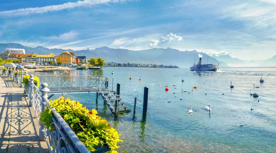 Hafenpromenade von Vevey
 | © shutterstock / 1033138495 Promenade von Vevey bei schönem Wetter mit Schiff auf dem Genfersee | © shutterstock / 1033138495