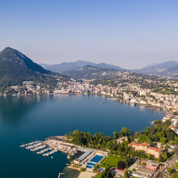 Lido di Lugano | © Shutterstock 1943759170 Luftbild der Stadt Lugano mit Monte San Salvatore | © Shutterstock 1943759170