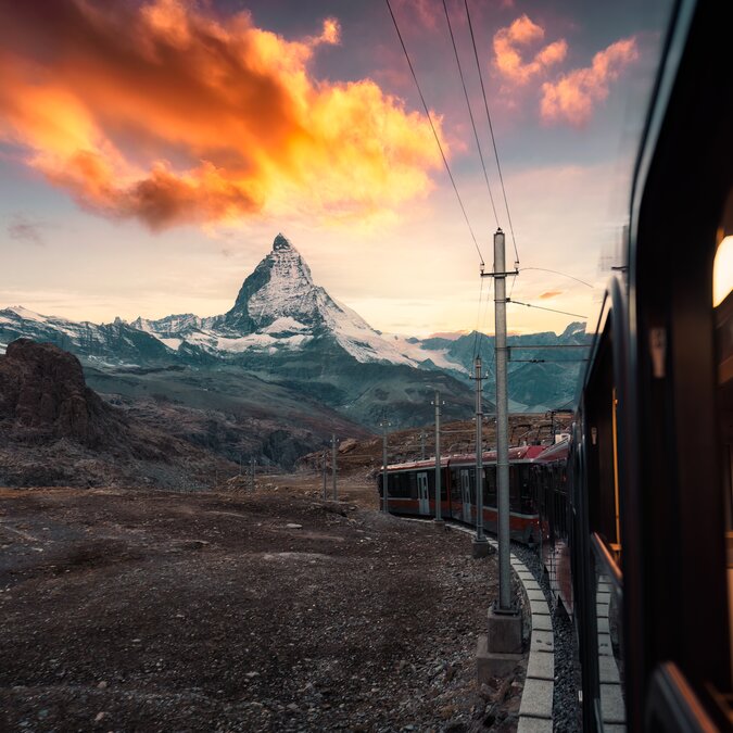© Shutterstock 2426237483 Blick vom Zug mit Sonnenaufgang über das Matterhorn bei der Fahrt zur Station Gornergrat in Riffelboden, Zermatt, Schweiz | © Shutterstock 2426237483