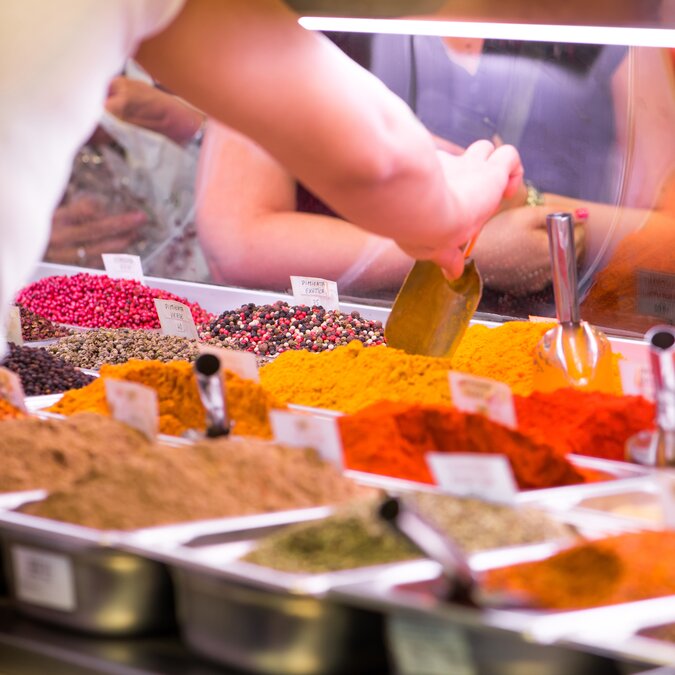 Barcelona und seine Märkte | © Shutterstock 149895926 Verkauf von Gewürzen auf dem Boqueria-Markt in Barcelona. Spanien | © Shutterstock 149895926