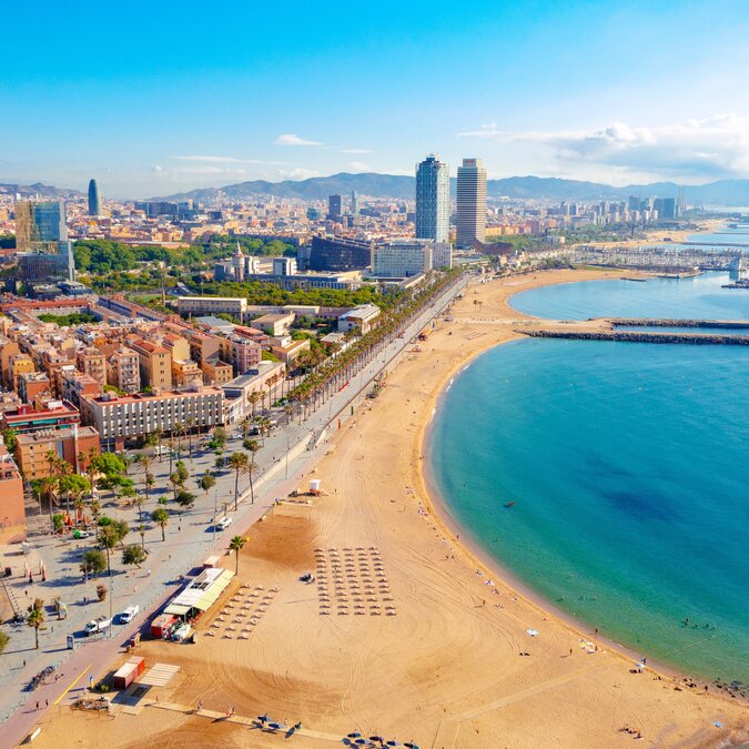 Strand in Barcelona | © Shutterstock 22899041159 Luftsicht auf den Stadtteil Ciutat Vella mit Barceloneta Strand Spanien | © Shutterstock 22899041159