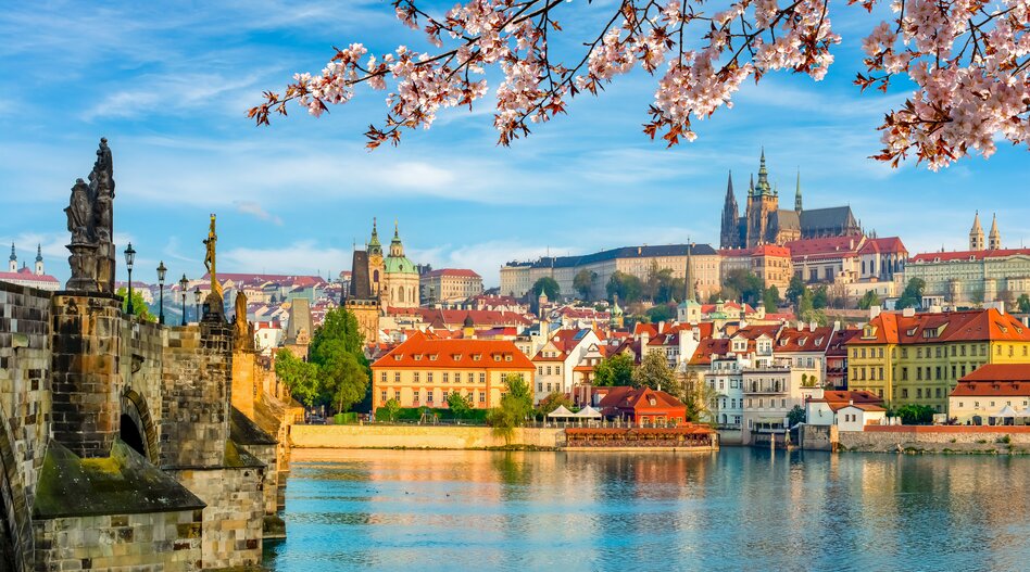 Château de Hradschin et Vltava, Prague | © Shutterstock 2427012683 Panorama paysager de Prague avec le château du Hradschin et la Vltava au printemps | © Shutterstock 2427012683