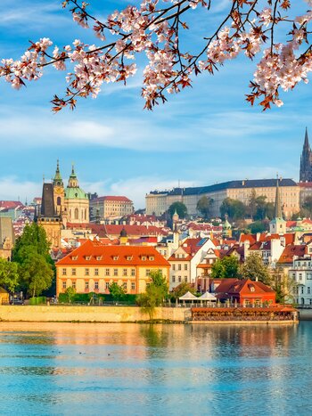 Hradschin-Burg und Moldau, Prag | © Shutterstock 2427012683 Landschaftliches Prag-Panorama mit Hradschin-Burg und Moldau im Frühling | © Shutterstock 2427012683