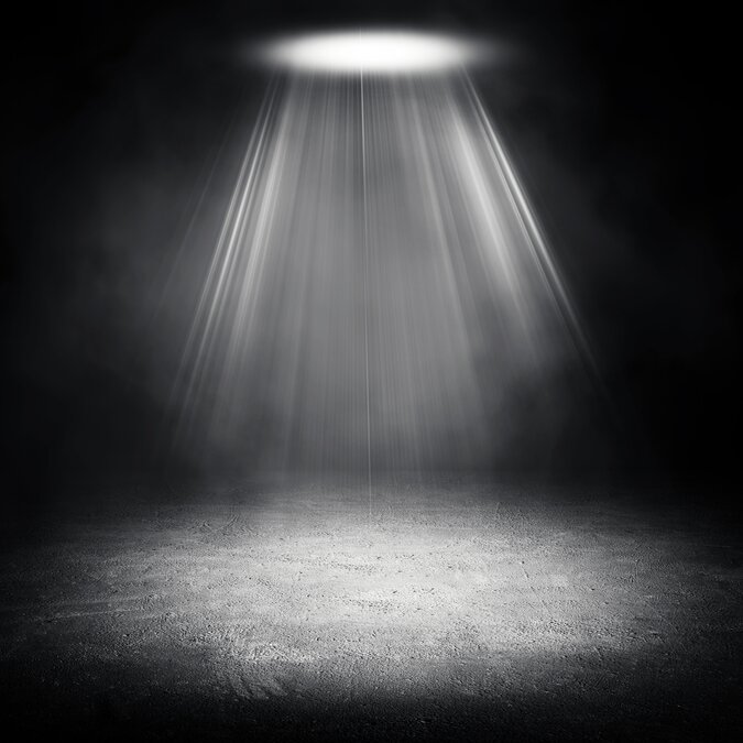 Schwarzes Theater | © Shutterstock 1832534674 Leerer Raum des Studios dunkel Zimmer schwarz Beton Boden Grunge Textur Hintergrund mit Nebel oder Nebel mit Scheinwerfer. | © Shutterstock 1832534674