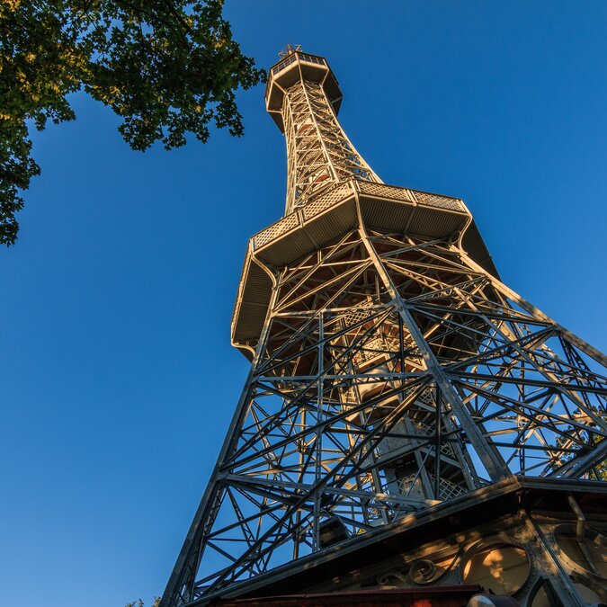 Petřín – der Eiffelturm Prags | © Shutterstock 1534129550 Alter Petrin-Funkturm aus Stahl in Prag auf dem Petrin-Hügel mit Blick vom Sockel im Stadtteil Kleinseite mit Aussichtsplattform bei Sonnenschein und blauem Himmel | © Shutterstock 1534129550
