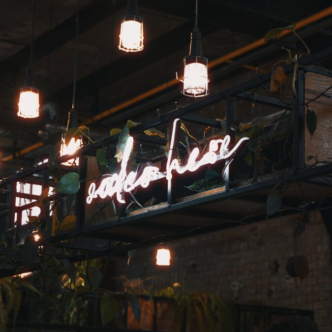 Vnitroblock Cafe | © Shutterstock 2493750449 Vnitroblock Cafe White Neon Zeichen | © Shutterstock 2493750449