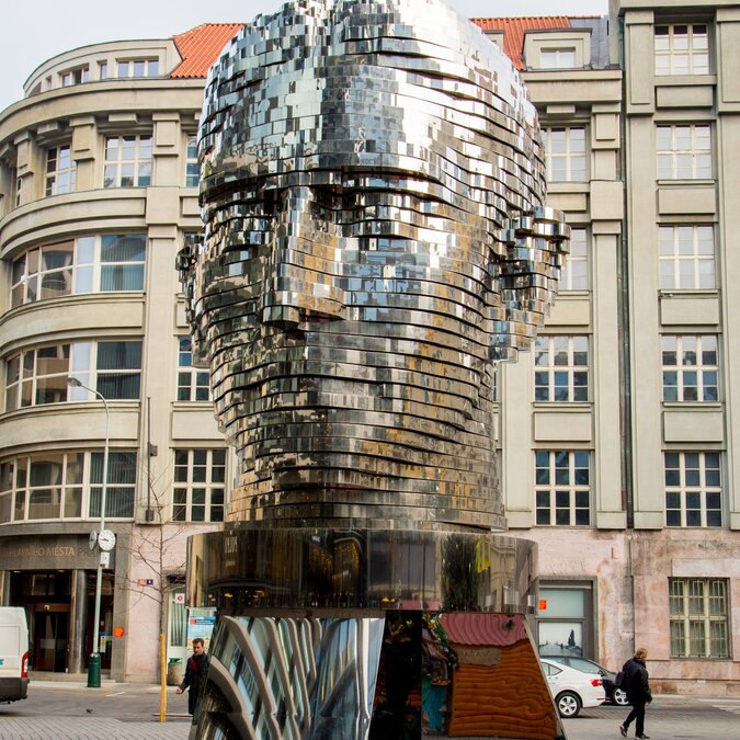 Statue Franz Kafka | © Shutterstock 533764471 Die bewegende Statue Franz Kafka des tschechischen Künstlers David Cerny | © Shutterstock 533764471